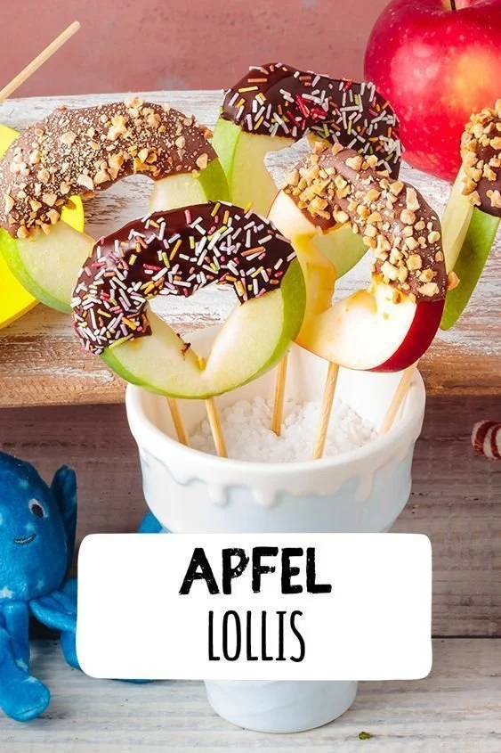 Hausgemachte Apfel-Lollis auf einem Spieß, fruchtig und süß, ideal für Kindergeburtstage.