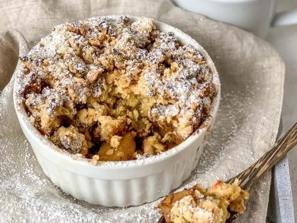 Apfel Marzipan Crumble mit Streuseln auf einem Teller für herbstliche Desserts.
