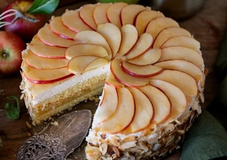 Apfel Mascarpone Torte mit Mandelboden auf einem Teller serviert
