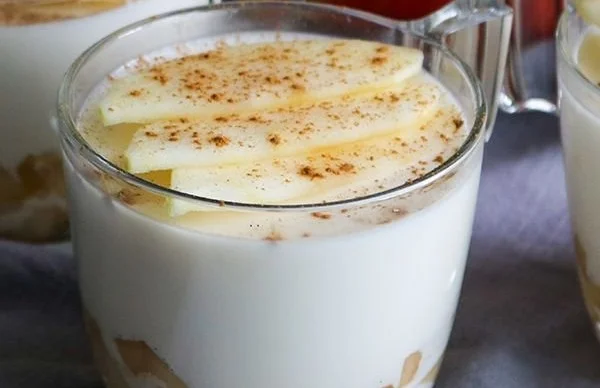 Apfel-Zimt-Panna Cotta in einer dekorativen Dessertschale