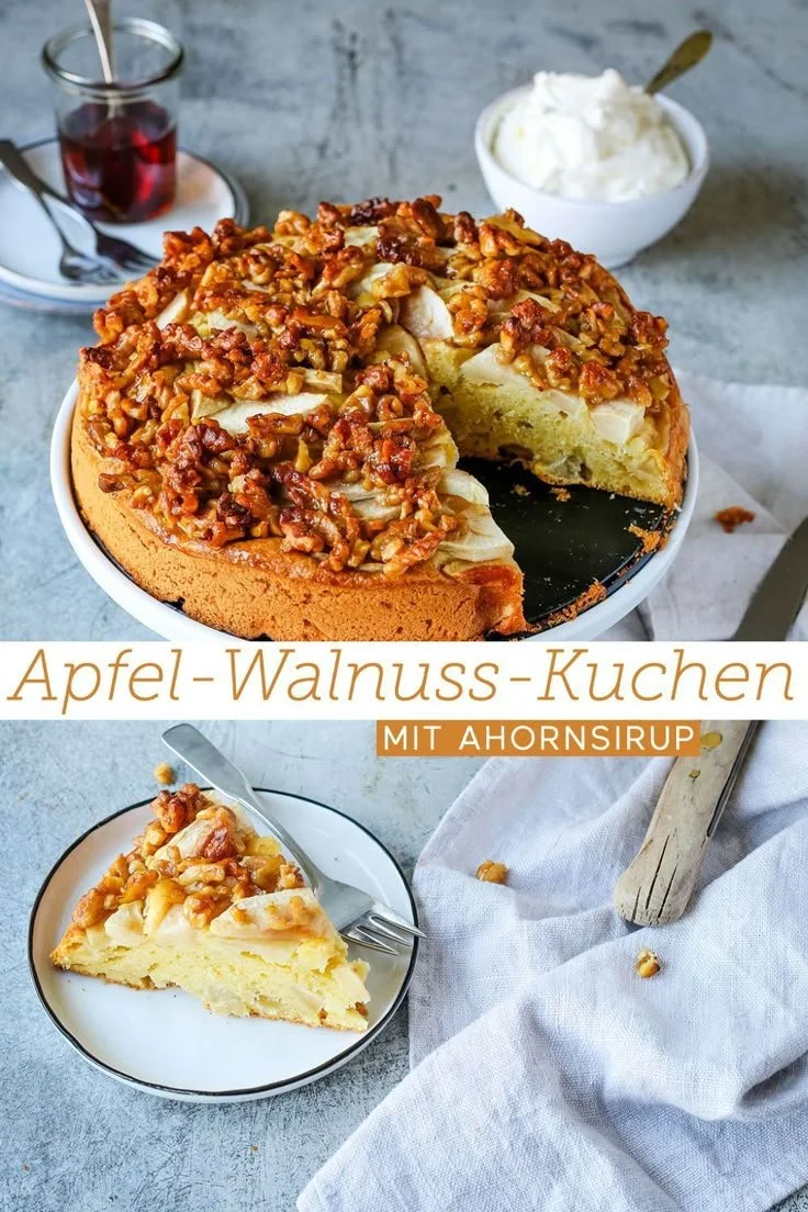 Apfelkuchen mit Walnüssen und Ahornsirup auf einem Holzbrett serviert