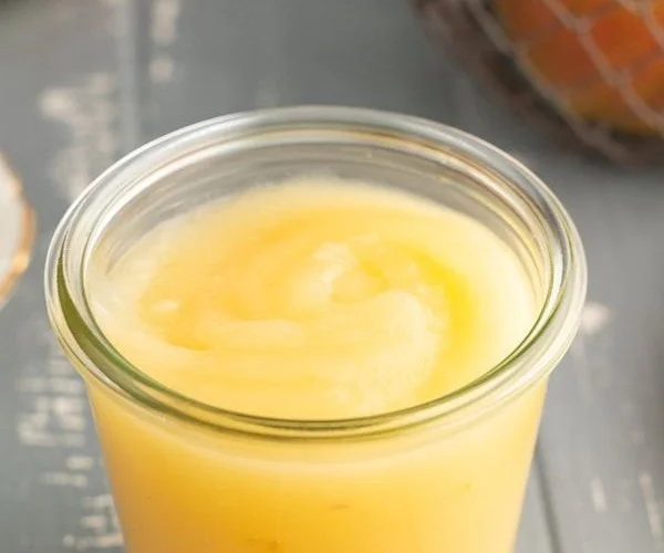 Hausgemachtes Apfelmus in einem Glas, perfekt für Desserts und Snacks.