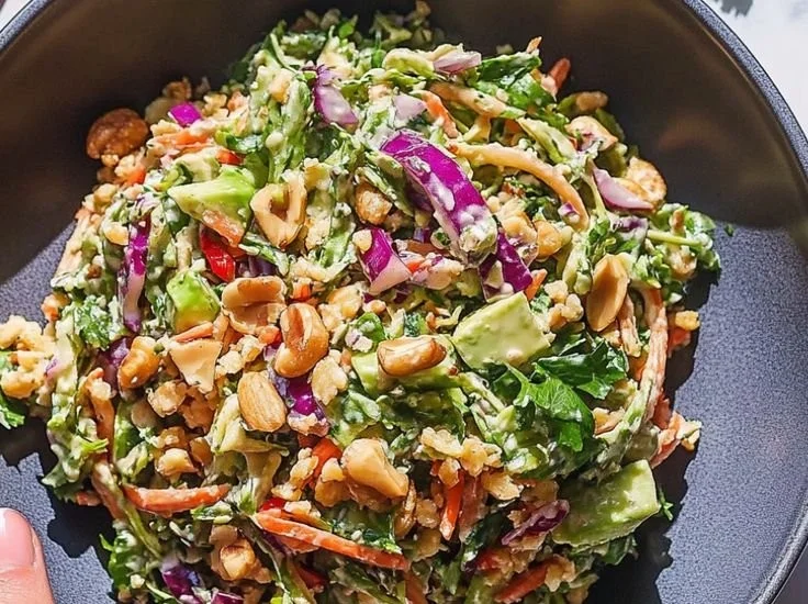 Asiatischer Erdnuss Crunchsalat mit frischem Gemüse und Erdnüssen