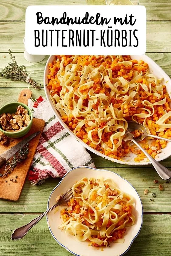 Bandnudeln mit Butternut-Kürbis auf einem Teller serviert