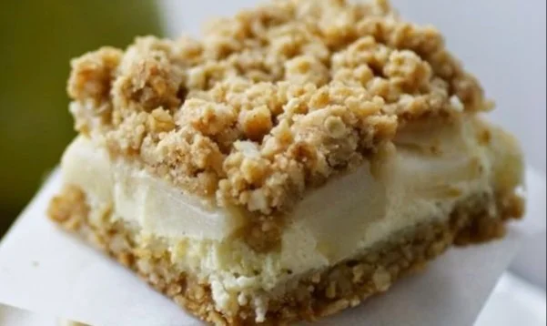 Birnen-Cheesecake mit crunchy Streuseln auf einem Blech
