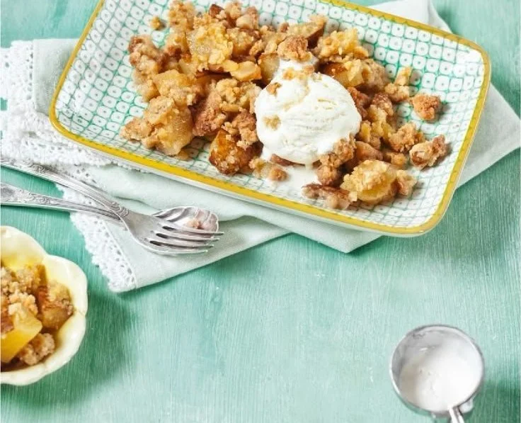 Birnen Crumble mit Walnüssen frisch gebacken und serviert auf einem Teller