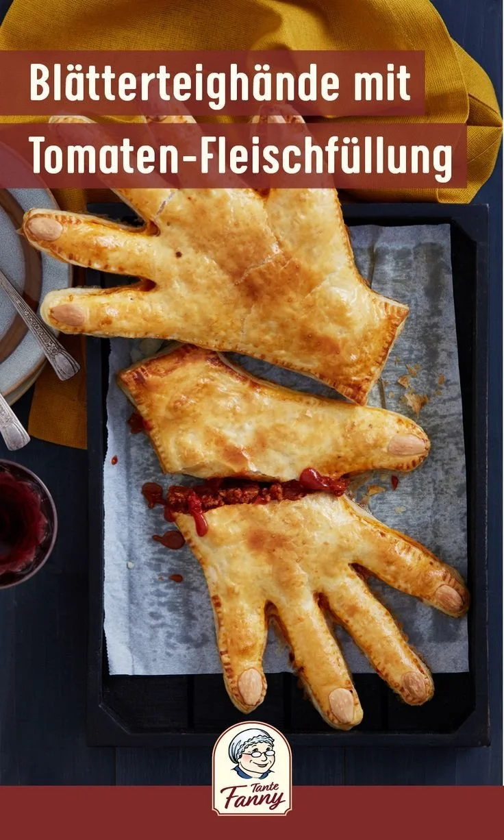 Blätterteighände mit Tomaten und Fleischfüllung frisch aus dem Ofen