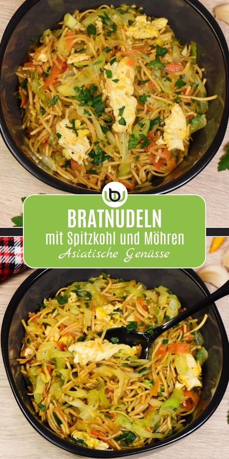 Bratnudeln mit Spitzkohl und Möhren auf einem Teller serviert.