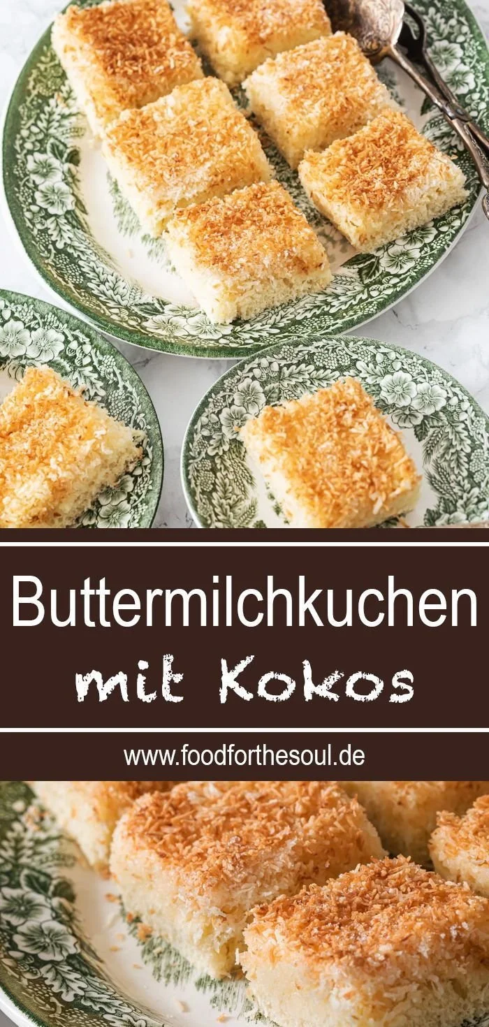 Buttermilchkuchen mit Kokos auf einem Blech, frisch gebacken und dekoriert.