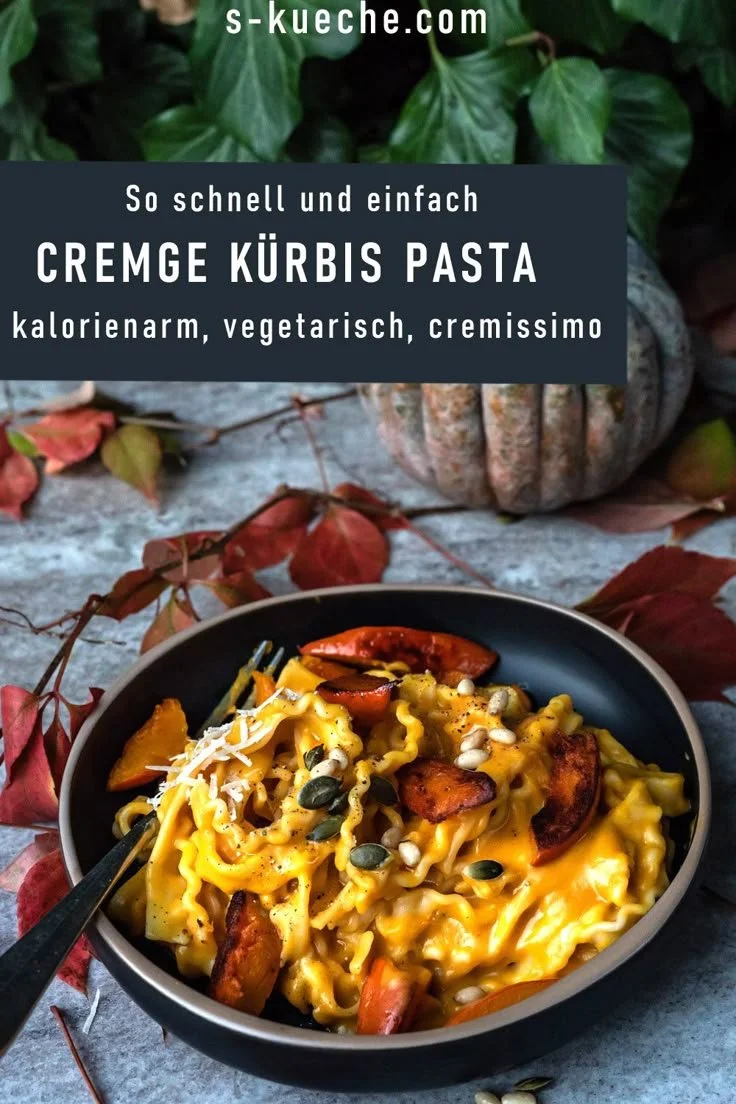 Cremige Kürbis Pasta auf einem Teller, schnell und einfach zubereitet.