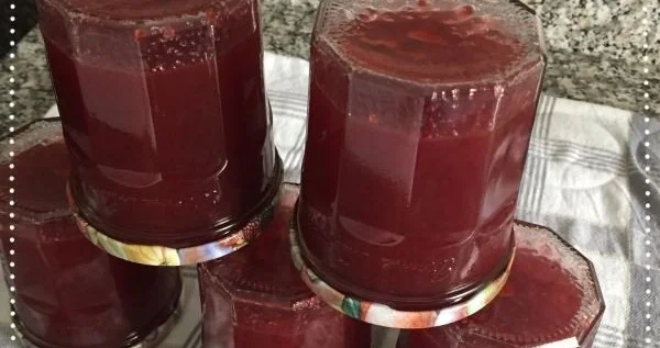 Leckere Pflaumenmarmelade in einem Glas, bereit zum Verzehr