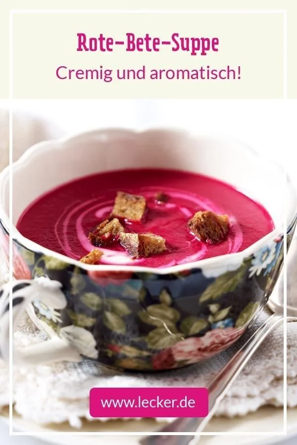 Eine Schüssel mit feiner Rote-Bete-Suppe, serviert mit frischen Kräutern.