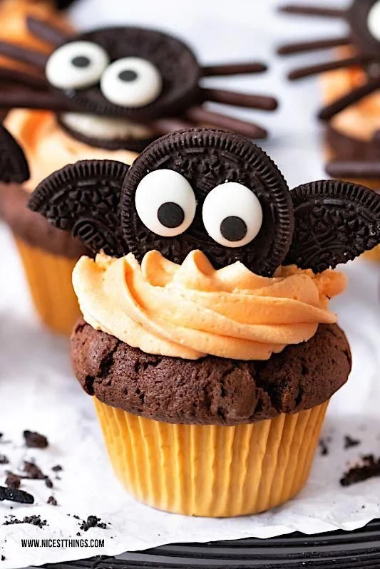 Fledermaus und Spinnen Halloween Cupcakes mit Oreo für die perfekte Halloween-Feier