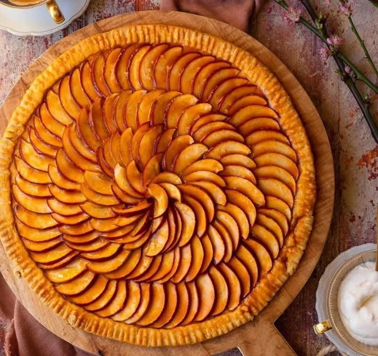 Französische Apfeltarte mit Äpfeln und zarter Teigkruste