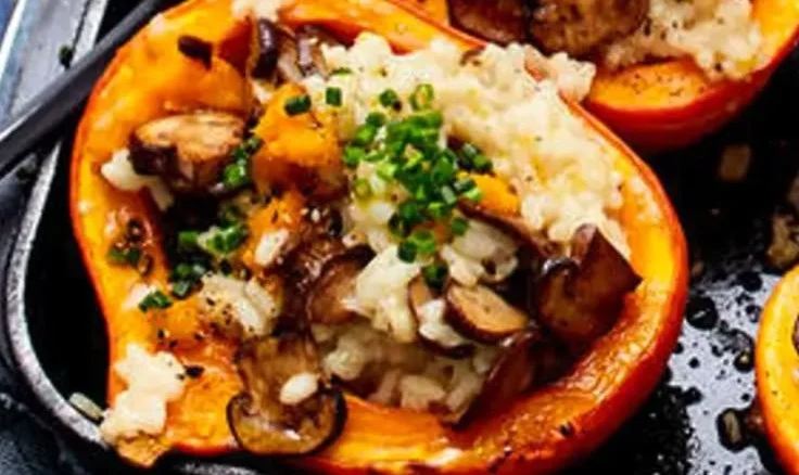 Gefüllter Hokkaido mit leckerem Pilzrisotto auf einem Teller angerichtet.