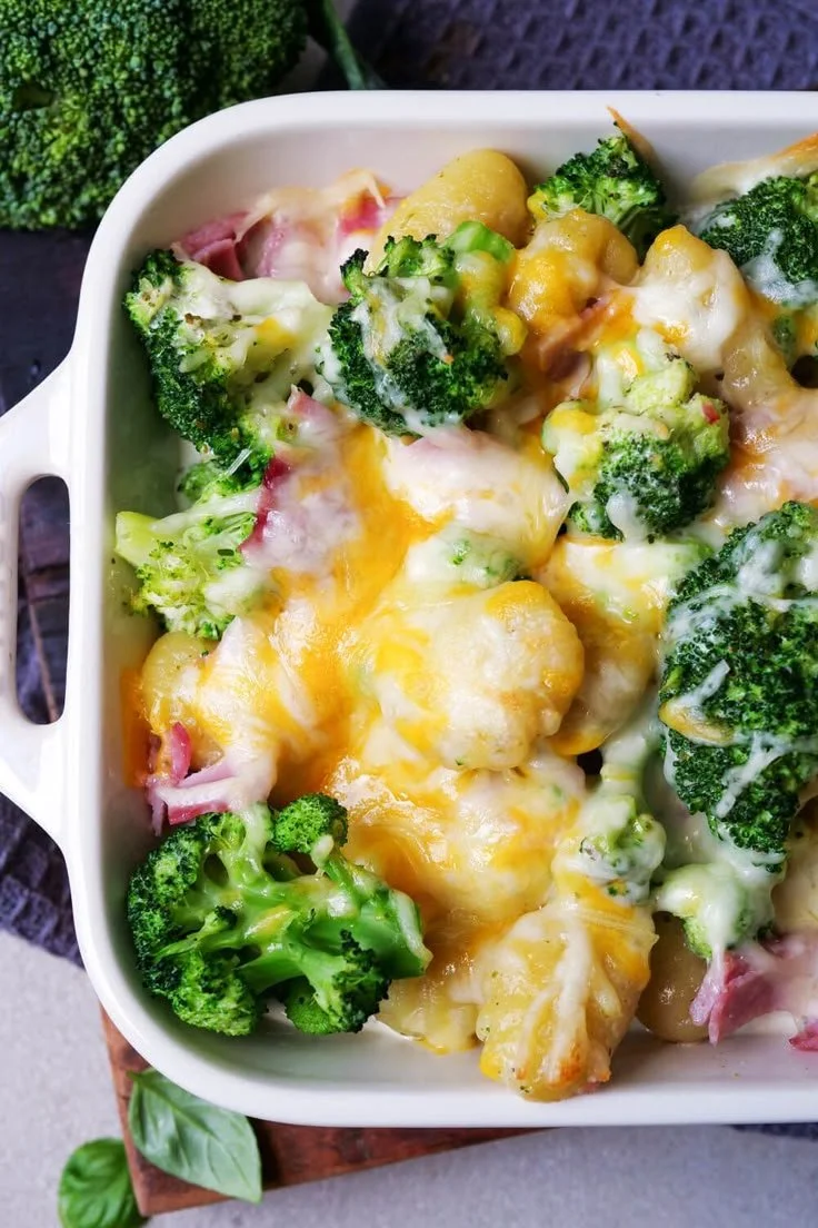 Leckere Gnocchi-Brokkoli-Auflauf mit wenig Kohlenhydraten im Auflaufgeschirr