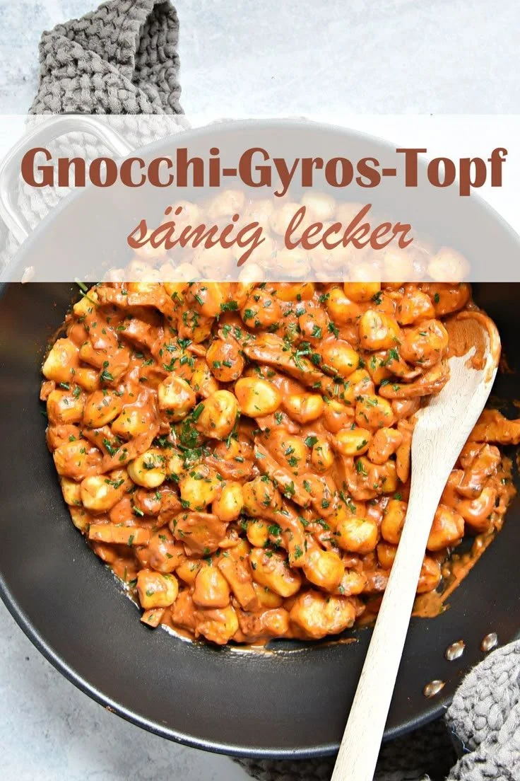 Gnocchi-Gyros-Topf mit frischen Zutaten auf einem Teller angerichtet.