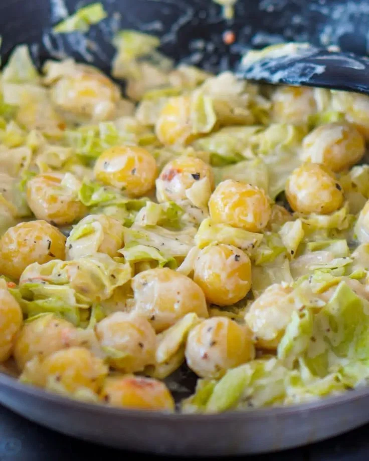 Vegetarische Gnocchi Pfanne mit Spitzkohl, lecker und einfach zuzubereiten.