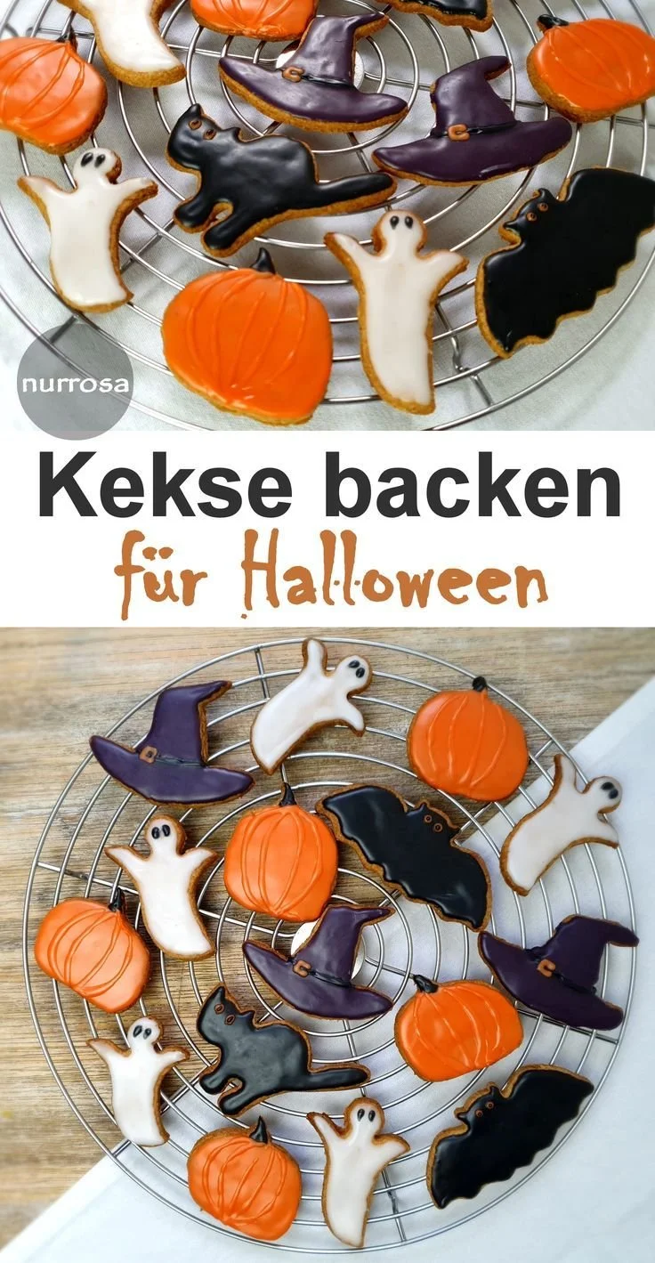 Bunte Halloween Kekse auf einem Tisch mit gruseligen Motiven