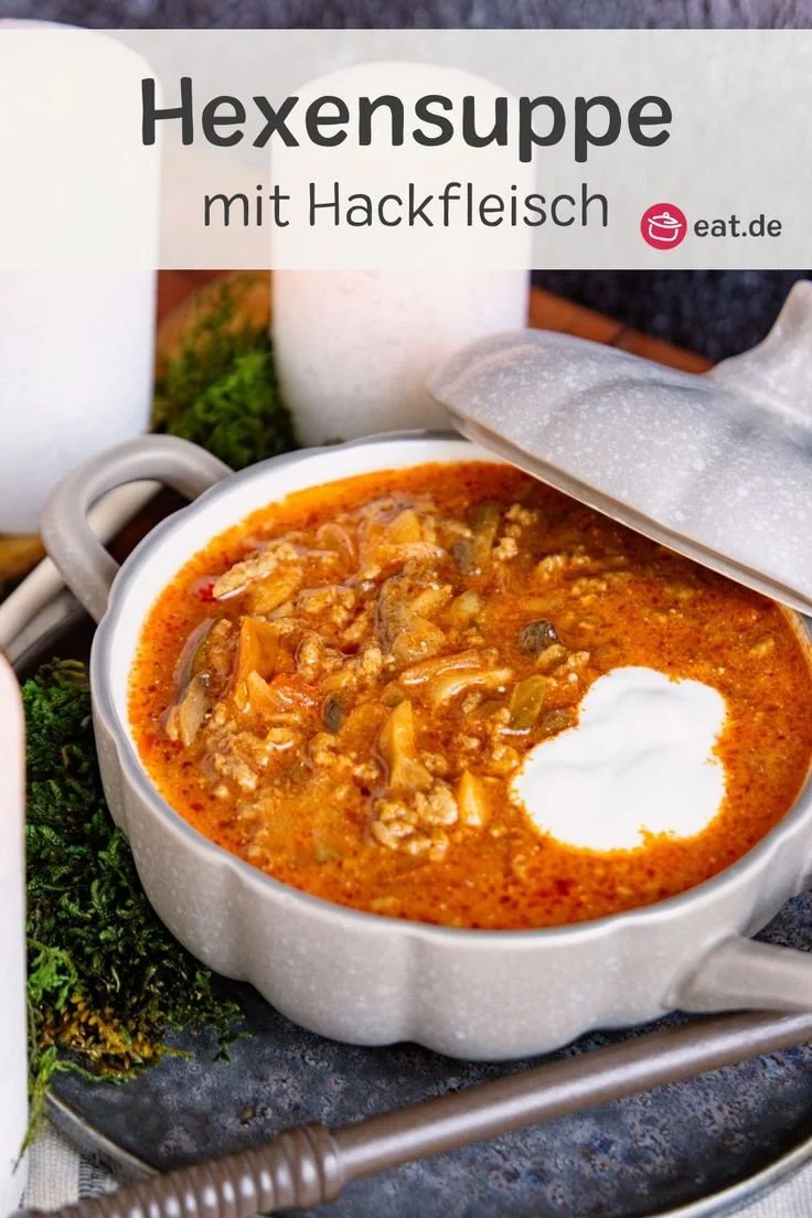 Eine dampfende Schüssel Hexensuppe mit frischen Kräutern und geheimnisvollen Zutaten.