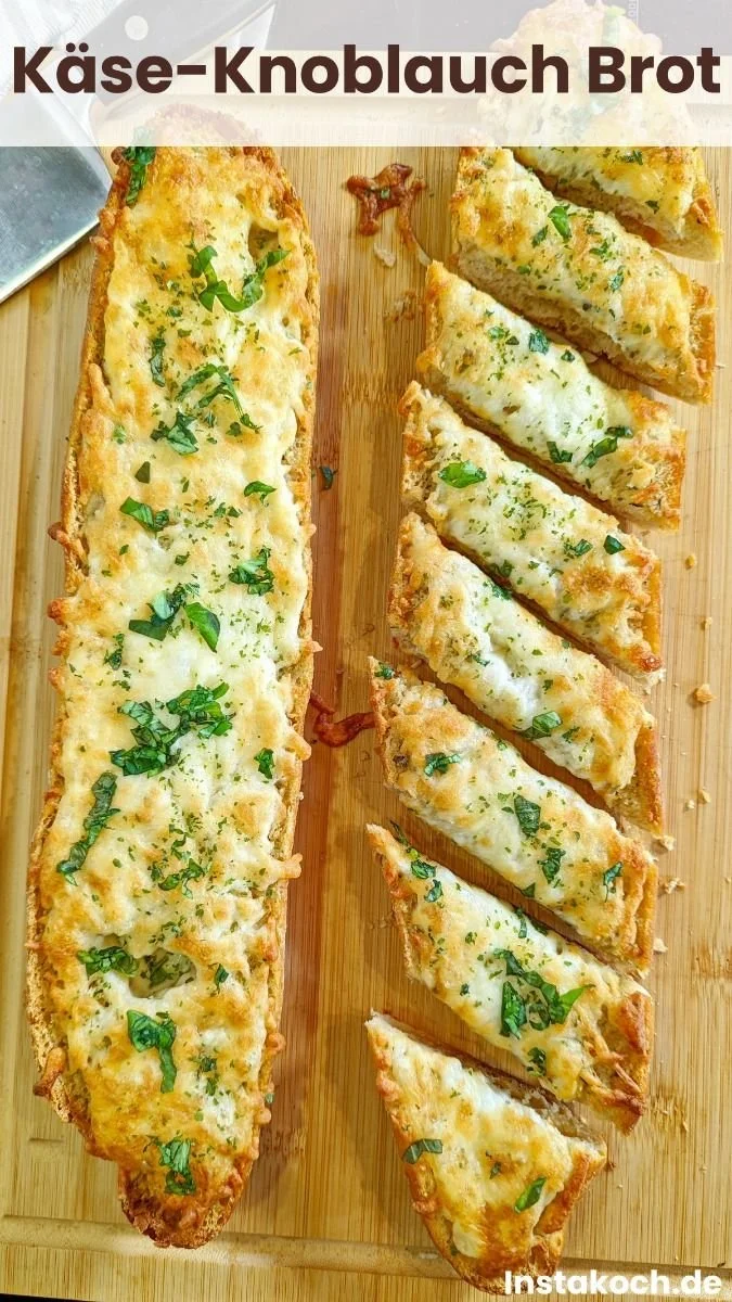 Käse-Knoblauch-Brot frisch aus dem Ofen, ideal als Grillbeilage