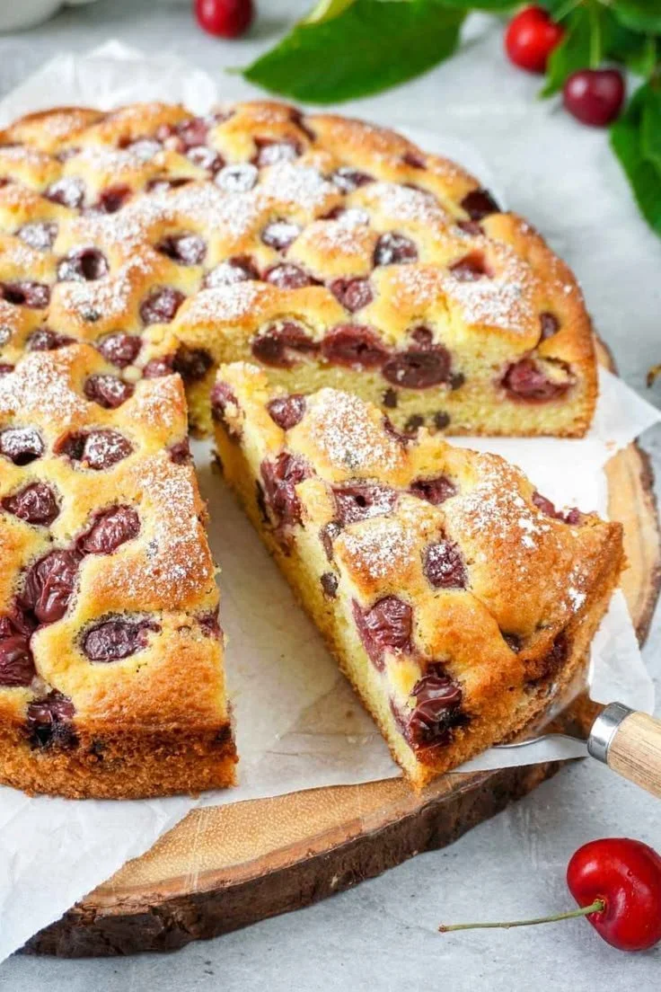 Leckerer Kirschkuchen aus frischen Kirschen auf einem Tisch