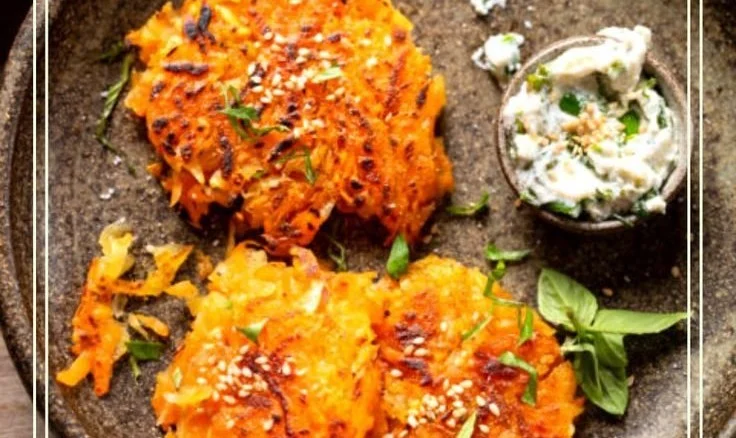 Knusprige Kürbis-Kartoffel-Puffer mit Kräuterquark auf einem Teller
