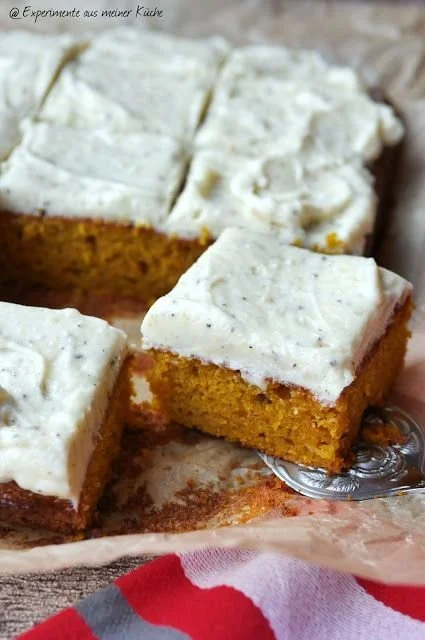 Kürbis-Kuchen mit Frosting auf einem Teller, ideal für Herbstdesserts