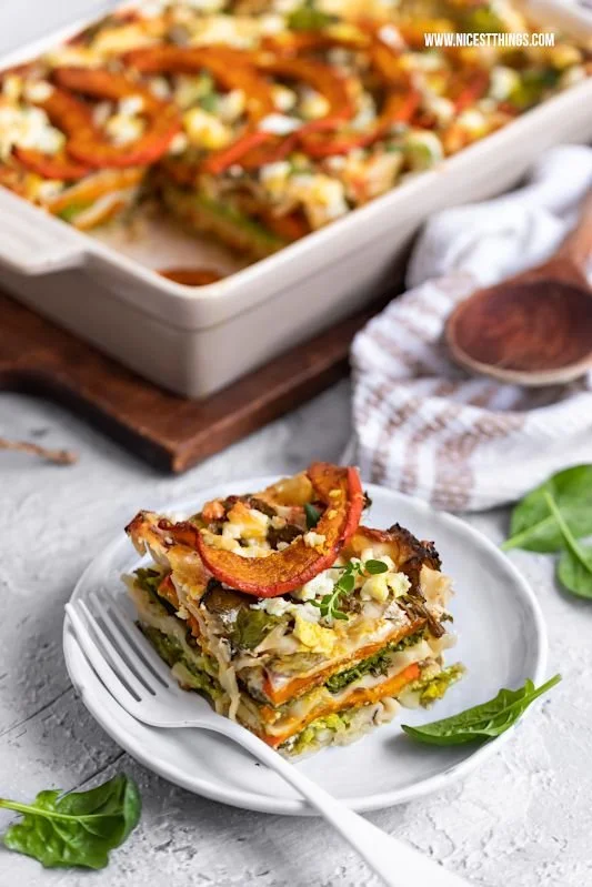 Leckere Kürbis Lasagne frisch aus dem Ofen mit gesunden Zutaten