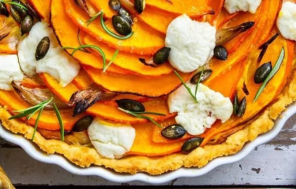 Köstliche Kürbis-Quiche mit frischen Zutaten aus dem Herbst