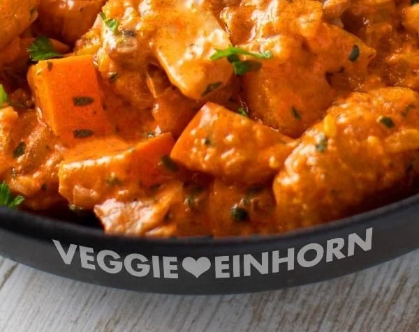Vegane Gnocchipfanne mit Kürbis und Pilzen, eine schmackhafte vegane Mahlzeit