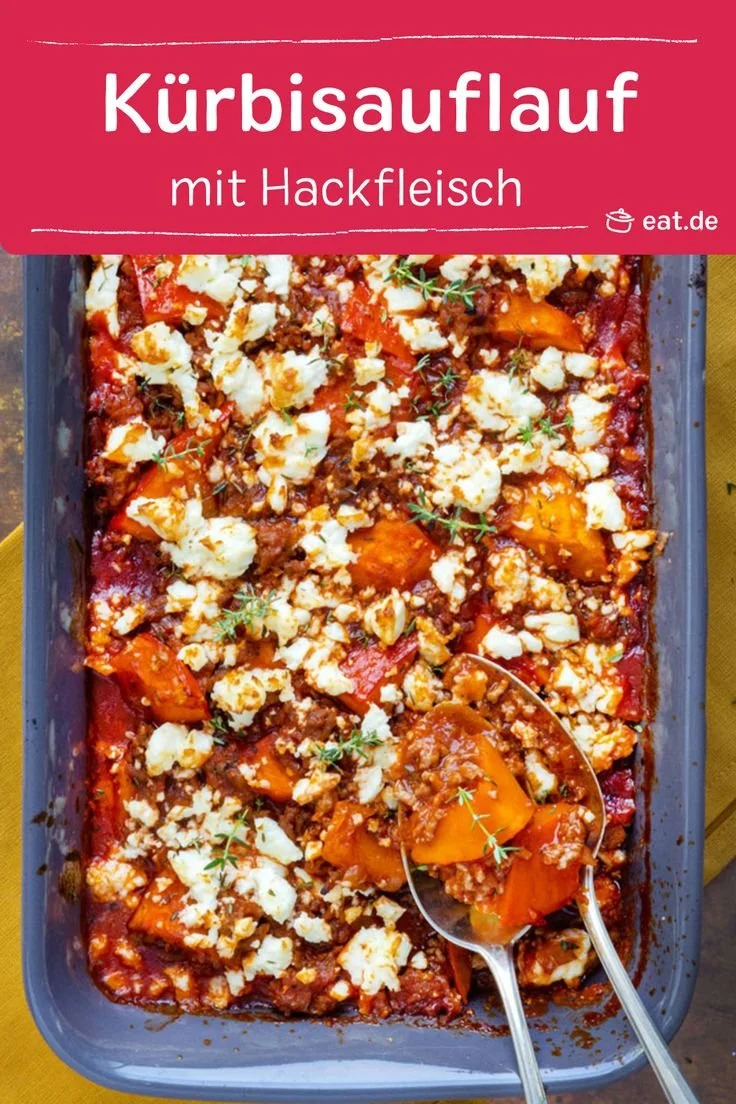 Kürbisauflauf mit Hackfleisch und Feta auf einem Teller serviert
