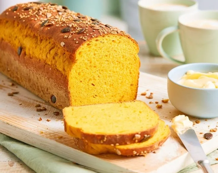 Kürbisbrot frisch gebacken auf einem Holzbrett