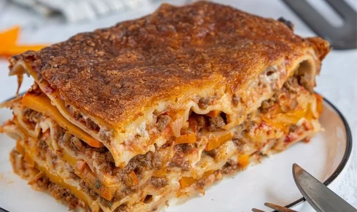 Leckere Kürbislasagne mit Hackfleisch auf einem Teller serviert.