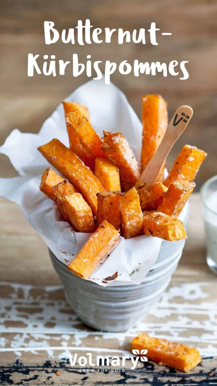 Butternut-Kürbispommes auf einem Teller, frisch zubereitet