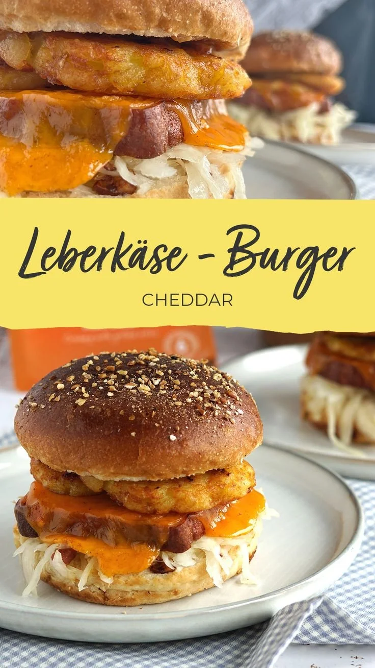 Leberkäse Burger mit knusprigen Kartoffelrösti auf einem Teller serviert.