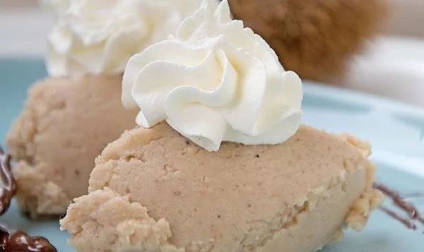 Leckeres Marronipüree-Dessert mit Schlagsahne im herbstlichen Stil.