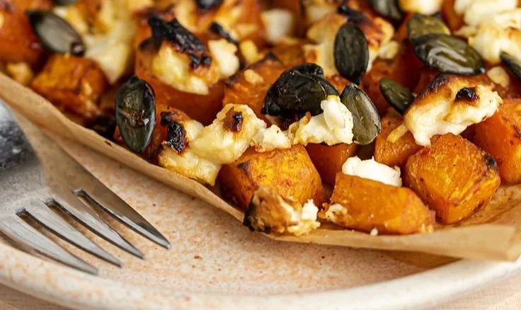 Ofenkürbis mit Feta und Honig, serviert auf einem Teller