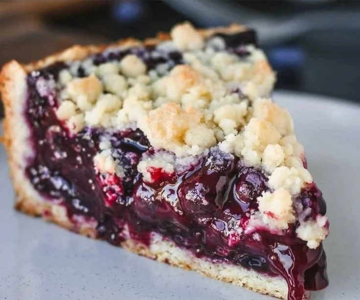 Omas Heidelbeerkuchen nach Landfrauenart mit Pudding und Streuseln auf einem Tisch