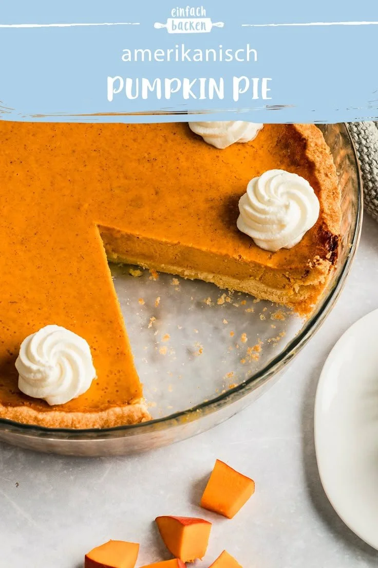 Originaler Pumpkin Pie mit würziger Füllung und goldbraunem Teig