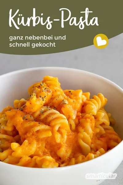 Schüssel mit Pasta mit Kürbis und frischen Kräutern, Herbstgericht
