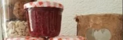 Hausgemachte Pflaumenmarmelade mit Zimt in einem Glas serviert.