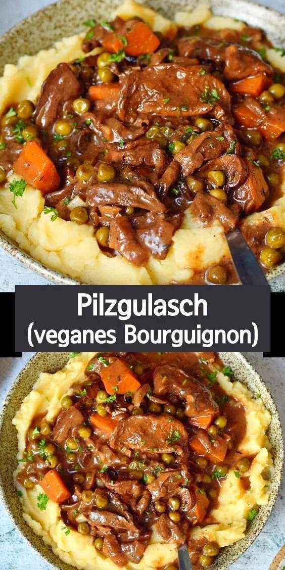 Leckeres PILZGULASCH auf einem Teller serviert, perfekt für Pilzliebhaber.