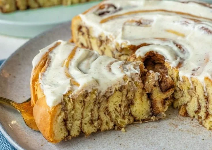 Riesen Zimtschnecke Kuchen auf einem Holzbrett serviert, mit Zimt und Zucker