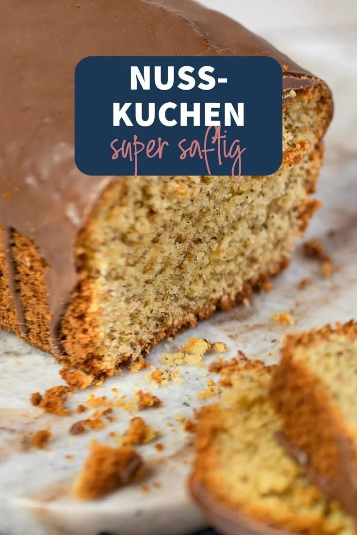 Saftiger Nusskuchen frisch aus dem Ofen, perfektes Rezept für Nussliebhaber