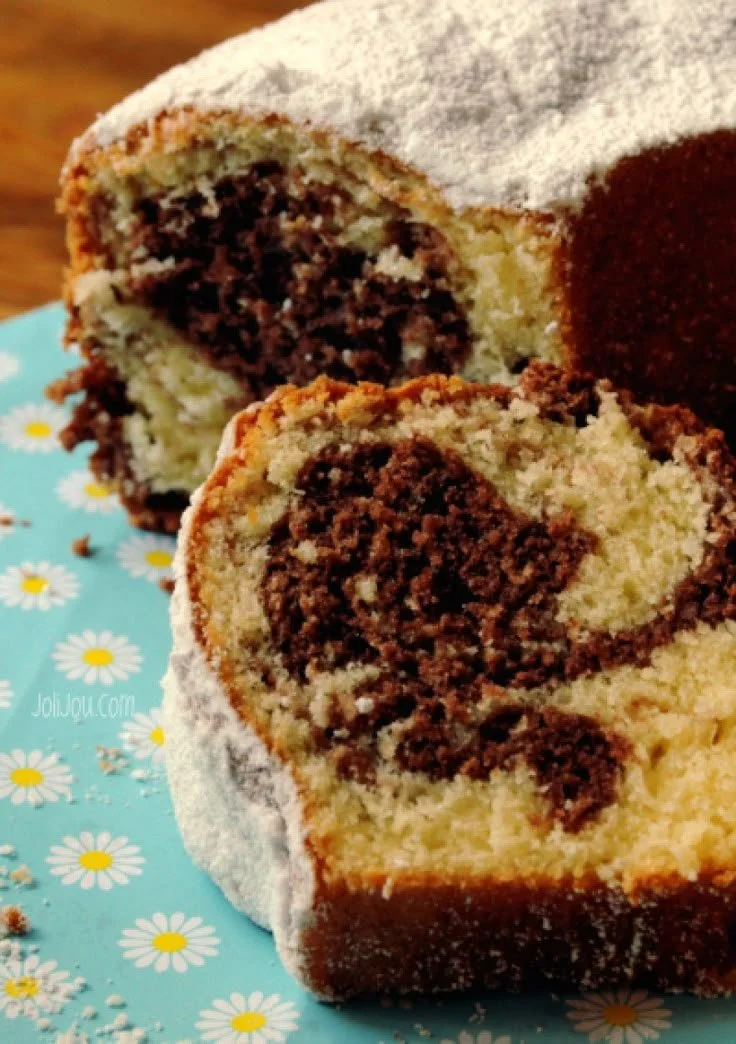 Saftiger Nutellakuchen mit Eierlikör und Marmormuster, ideal für Nutella-Liebhaber.