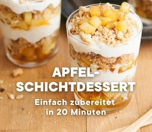Schichtdessert mit karamellisierten Äpfeln auf einem Teller