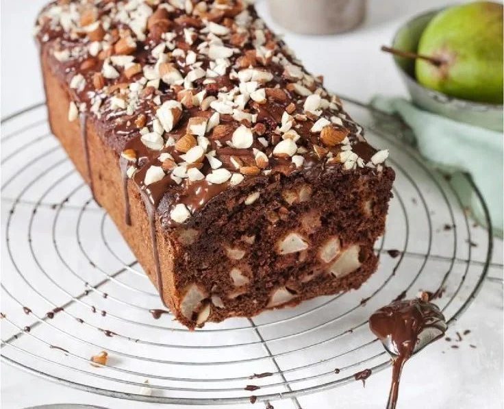 Schoko-Birnenkuchen mit Mandeln auf einem Teller serviert