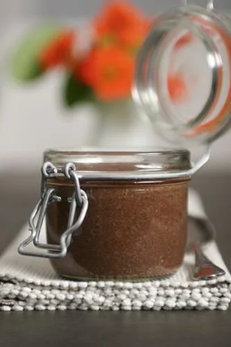 Selbstgemachte Walnuss-Schokocreme als Geschenkidee für Freunde zu Weihnachten