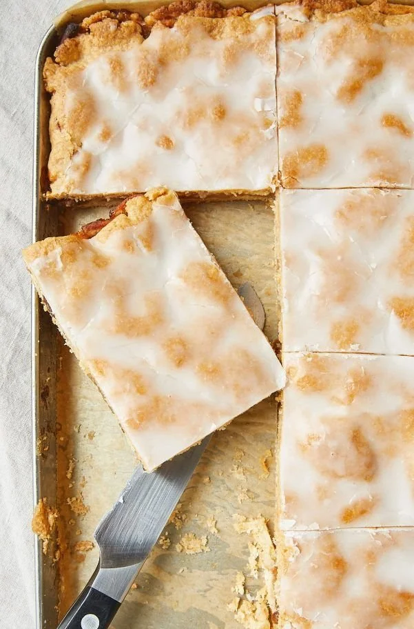 Traditioneller Apfelkuchen nach Omas Rezept mit frisch gebackenen Äpfeln